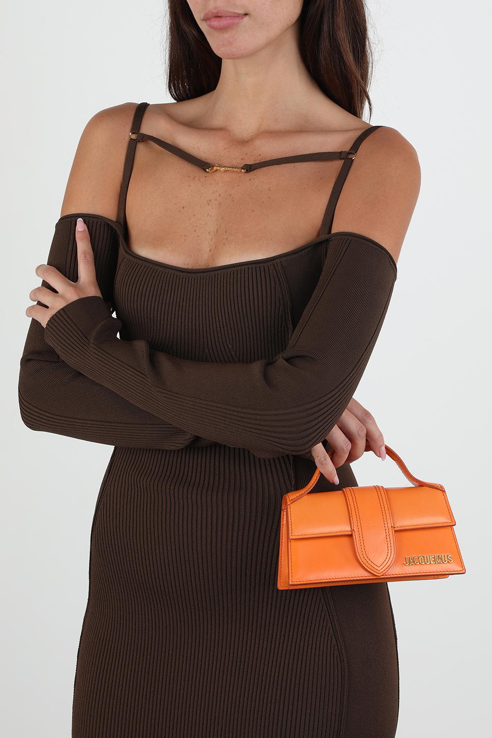 תמונת כל הלוק של תיק כתף לה במבינו מעור בגוון כתום